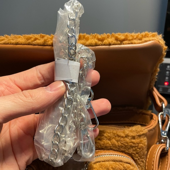 NÚNOO Crossbody Sherpa Bag - Picture 6 of 7